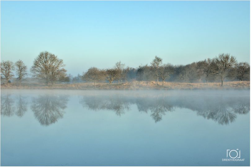 spiegelend water, waterdamp, onbewolkt