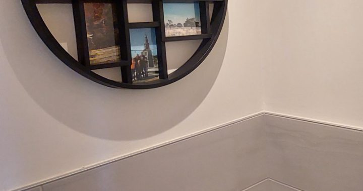 Foto compositie aan de muur