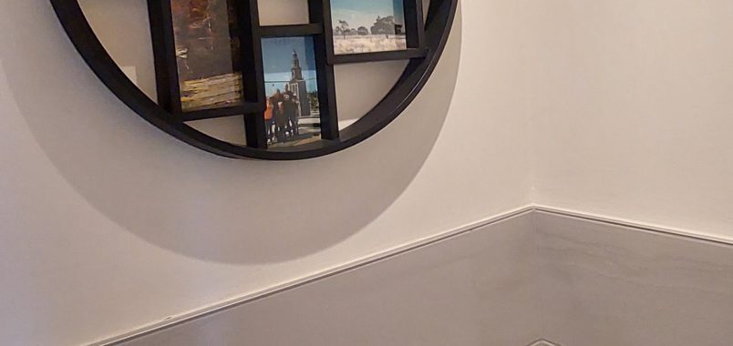 Foto compositie aan de muur