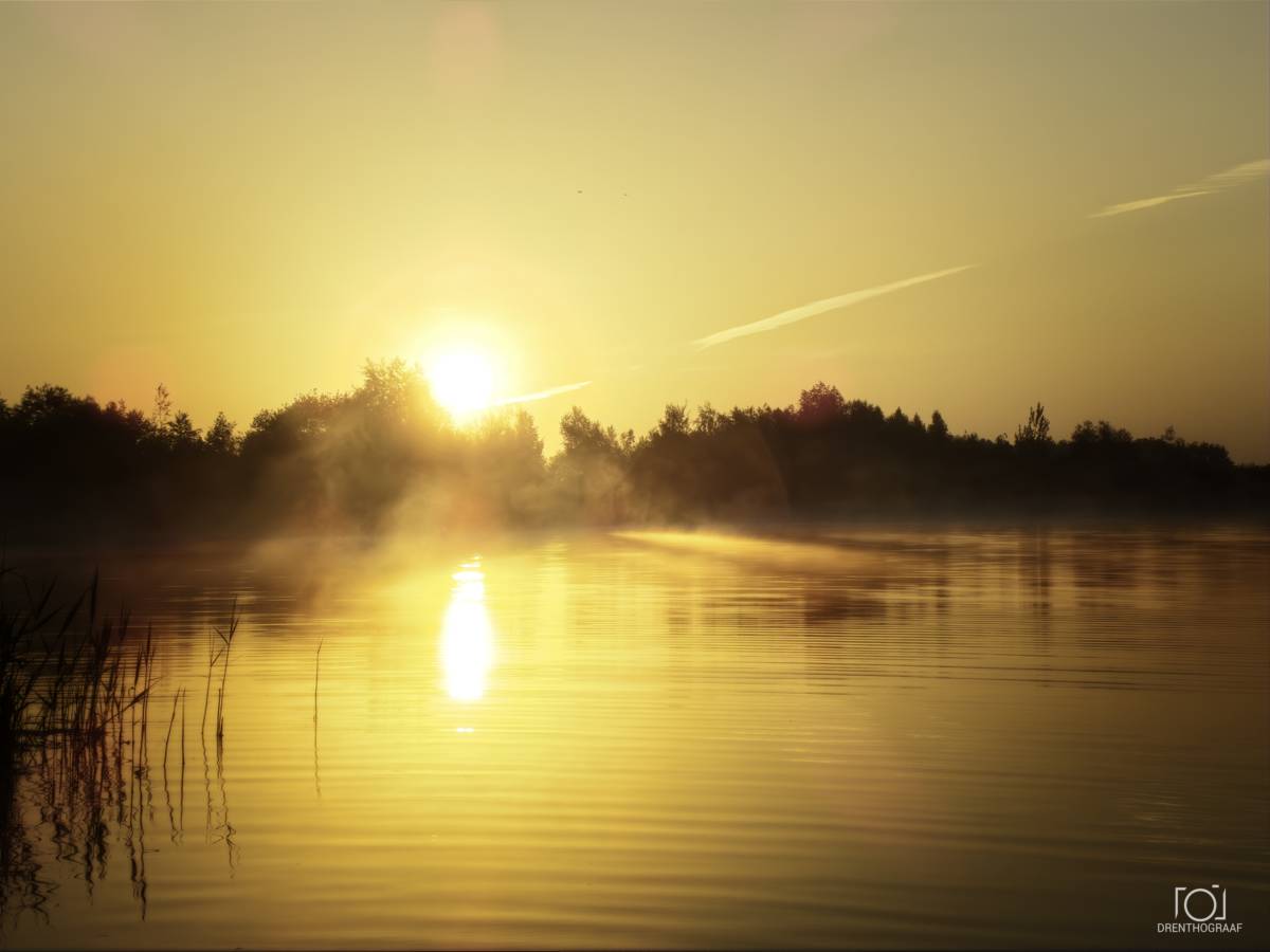 Zonsopkomst boven water
